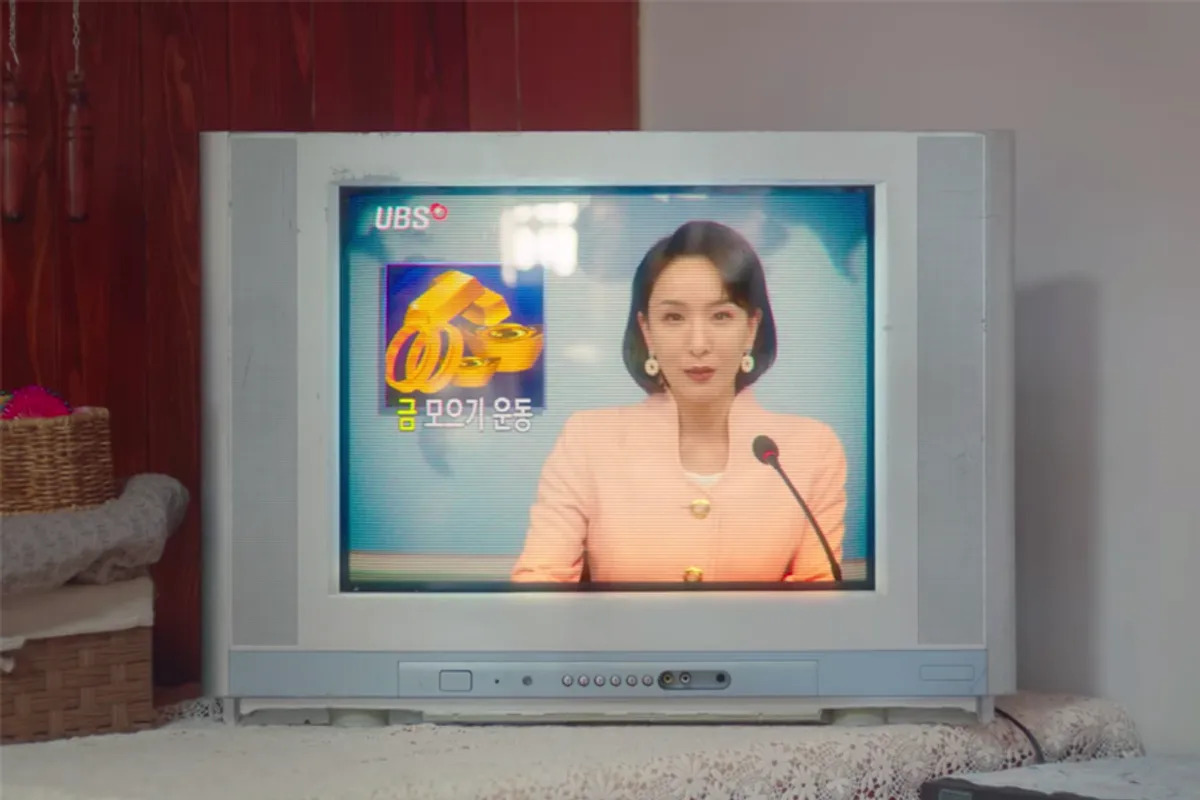 韓劇《二十五，二十一》情景，20世紀末韓國電視臺播報新聞的畫面
