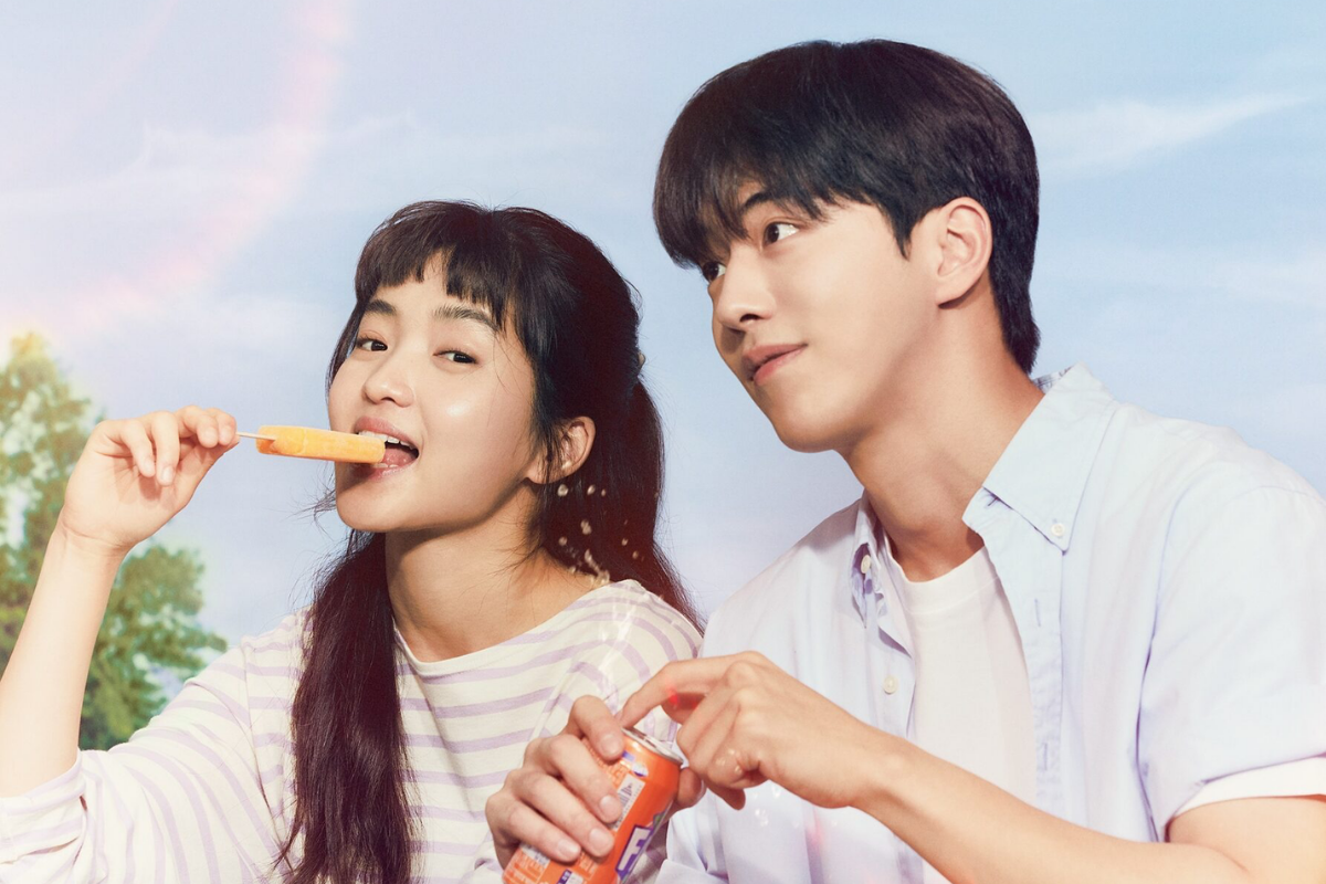 Hai nhân vật chính trong phim 'Tuổi 25, Tuổi 21' tham gia vào một cảnh dễ thương bên ngoài trời với một chai nước ngọt và một cây kem.