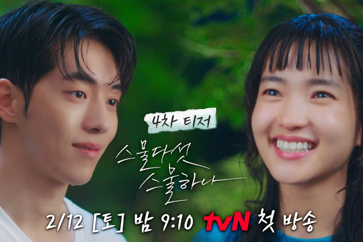 Poster của phim 'Tuổi 25, Tuổi 21' với hai nhân vật chính đứng gần nhau, với ngày phát sóng được ghi chú trên poster.