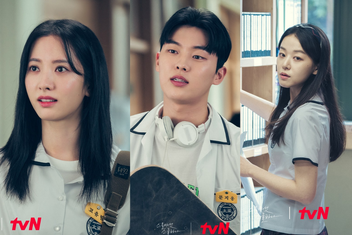 Nhân vật trong phim 'Tuổi 25, Tuổi 21' mặc đồng phục học sinh, với dây đeo ba lô bên vai, đứng trên đường phố Hàn Quốc.