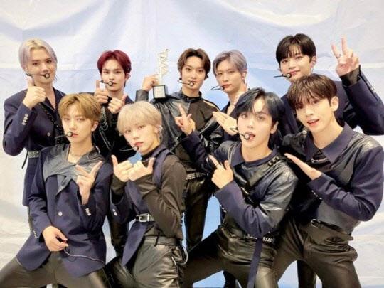 CRAVITYグループの記念写真が主要なニュース記事で使用されています。この記事は、K-POPアイドルグループのCRAVITYのメンバーがCOVID-19の陽性反応を示し、活動スケジュールが見直されることを報じています。