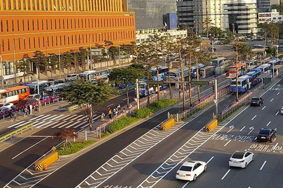 韓國首爾市中心的街景，繁忙的交通和公交車站。