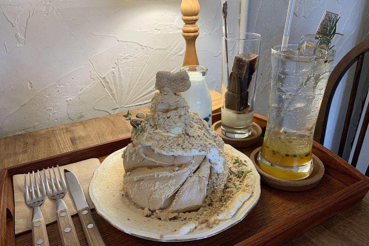 韓国、韓国カフェ、ソウル、ソウルカフェ、弘大、ホンデ、弘大カフェ、ホンデカフェ、メレンゲケーキ、パブロバ、オーストラリアデザート、キューブラテ、カフェトラビ、cafe Tora-b、デザートカフェ、韓国デザート、韓国旅行、韓国観光、ソウル旅行、ソウル観光