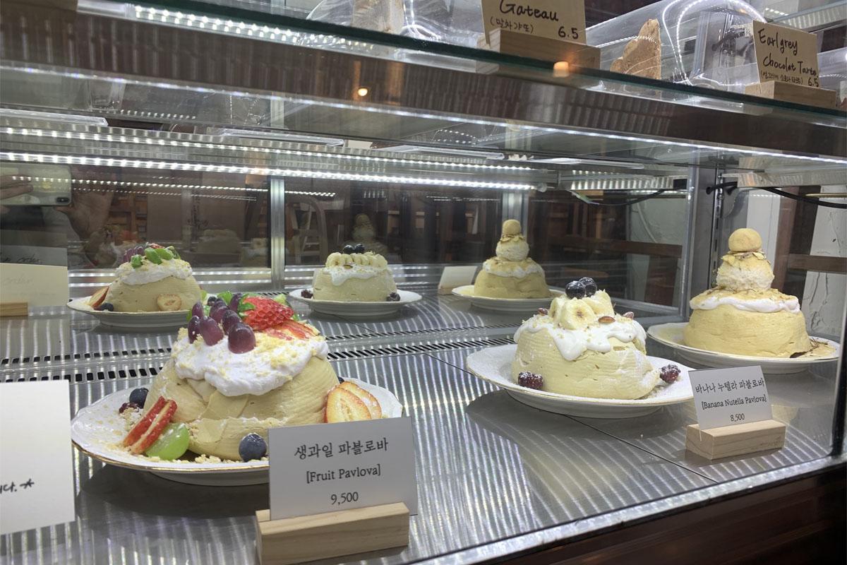 韓国、韓国カフェ、ソウル、ソウルカフェ、弘大、ホンデ、弘大カフェ、ホンデカフェ、メレンゲケーキ、パブロバ、オーストラリアデザート、キューブラテ、カフェトラビ、cafe Tora-b、デザートカフェ、韓国デザート、韓国旅行、韓国観光、ソウル旅行、ソウル観光