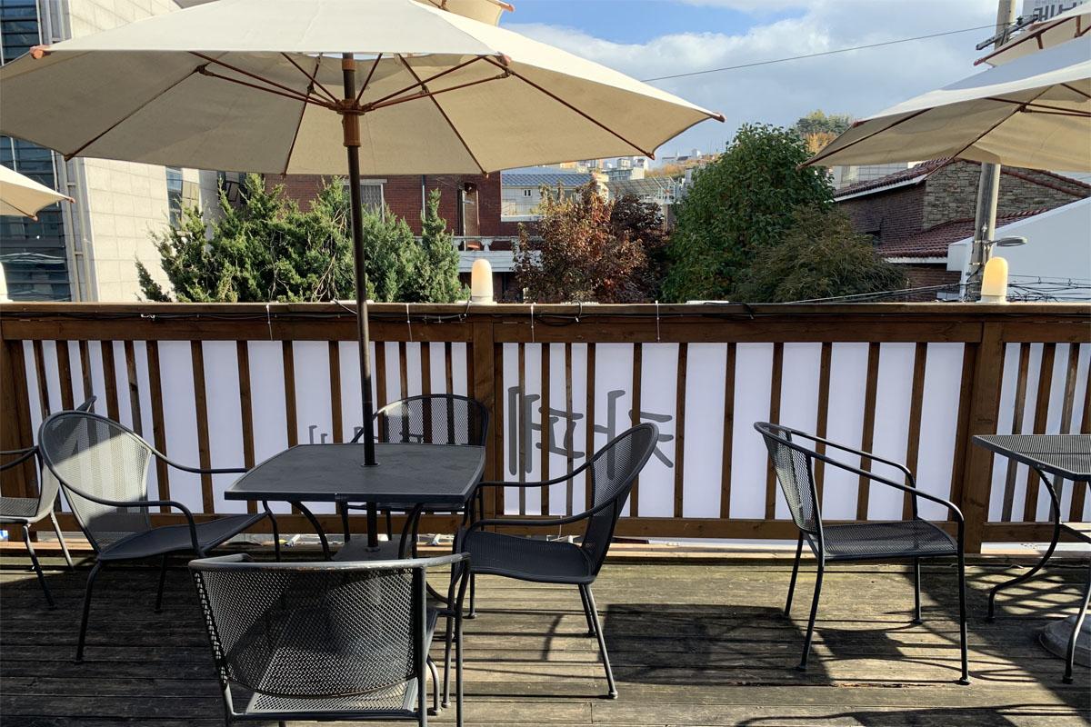 韓国、韓国カフェ、ソウル、ソウルカフェ、弘大、ホンデ、弘大カフェ、ホンデカフェ、メレンゲケーキ、パブロバ、オーストラリアデザート、キューブラテ、カフェトラビ、cafe Tora-b、デザートカフェ、韓国デザート、韓国旅行、韓国観光、ソウル旅行、ソウル観光