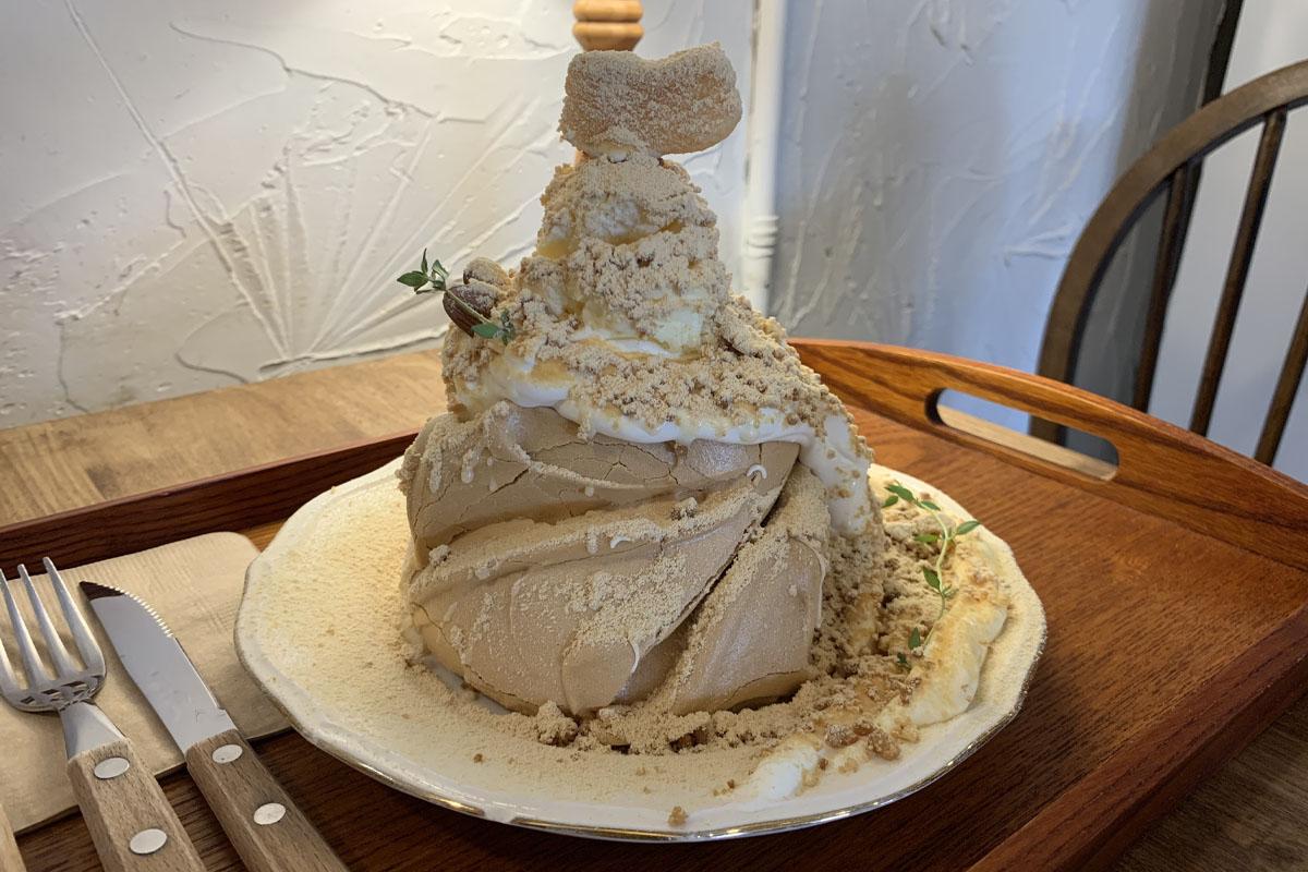 韓国、韓国カフェ、ソウル、ソウルカフェ、弘大、ホンデ、弘大カフェ、ホンデカフェ、メレンゲケーキ、パブロバ、オーストラリアデザート、キューブラテ、カフェトラビ、cafe Tora-b、デザートカフェ、韓国デザート、韓国旅行、韓国観光、ソウル旅行、ソウル観光