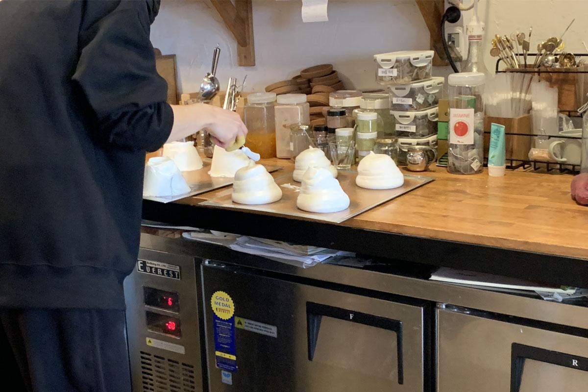 韓国、韓国カフェ、ソウル、ソウルカフェ、弘大、ホンデ、弘大カフェ、ホンデカフェ、メレンゲケーキ、パブロバ、オーストラリアデザート、キューブラテ、カフェトラビ、cafe Tora-b、デザートカフェ、韓国デザート、韓国旅行、韓国観光、ソウル旅行、ソウル観光