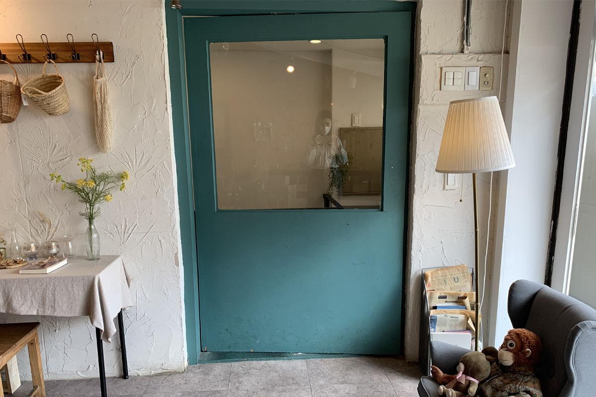 韓国、韓国カフェ、ソウル、ソウルカフェ、弘大、ホンデ、弘大カフェ、ホンデカフェ、メレンゲケーキ、パブロバ、オーストラリアデザート、キューブラテ、カフェトラビ、cafe Tora-b、デザートカフェ、韓国デザート、韓国旅行、韓国観光、ソウル旅行、ソウル観光