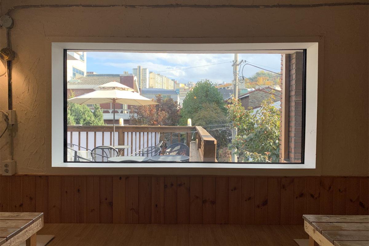 韓国、韓国カフェ、ソウル、ソウルカフェ、弘大、ホンデ、弘大カフェ、ホンデカフェ、メレンゲケーキ、パブロバ、オーストラリアデザート、キューブラテ、カフェトラビ、cafe Tora-b、デザートカフェ、韓国デザート、韓国旅行、韓国観光、ソウル旅行、ソウル観光