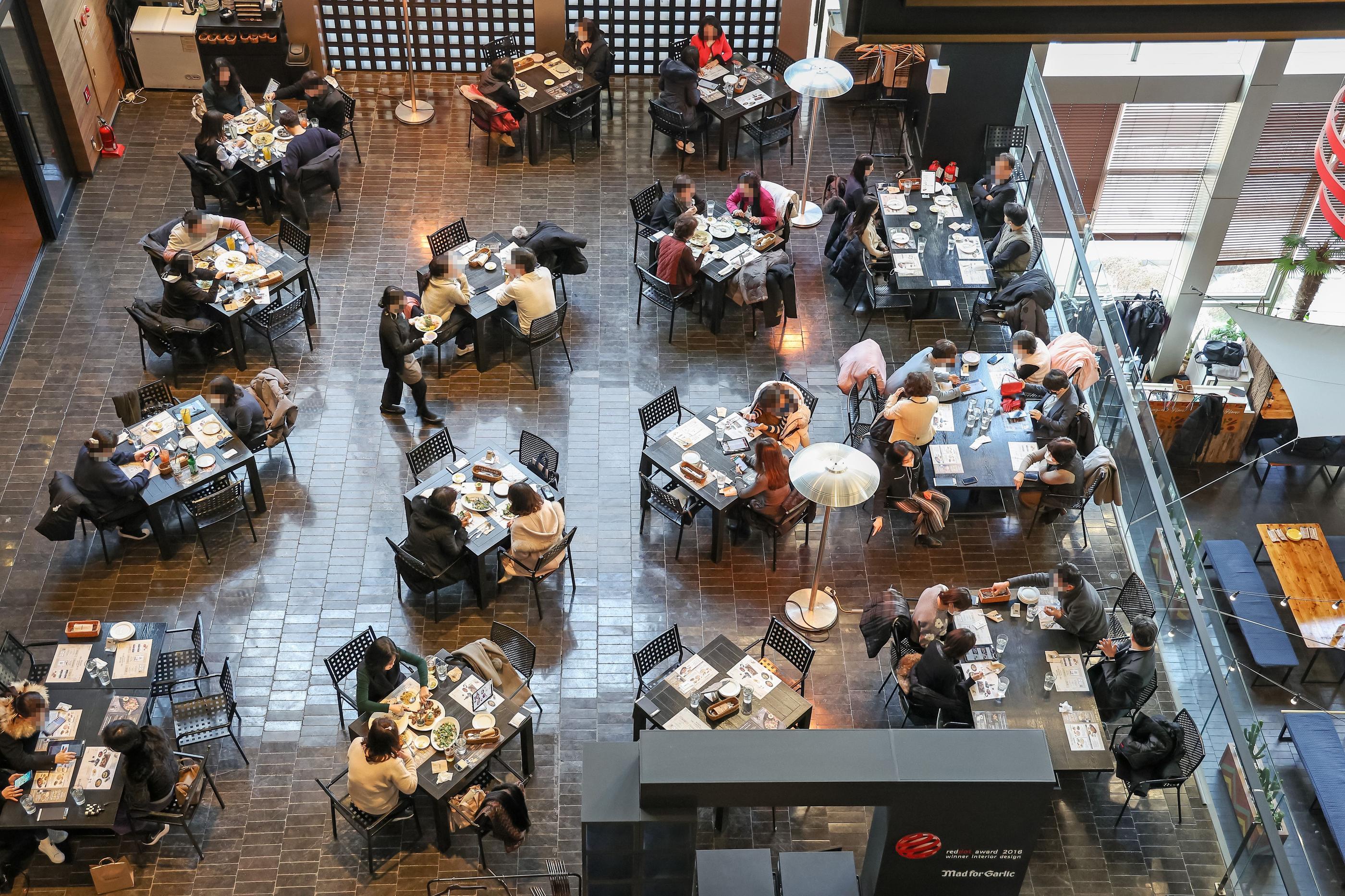 ソウル市内の食堂で6人までの私的な集まりが行われる様子。