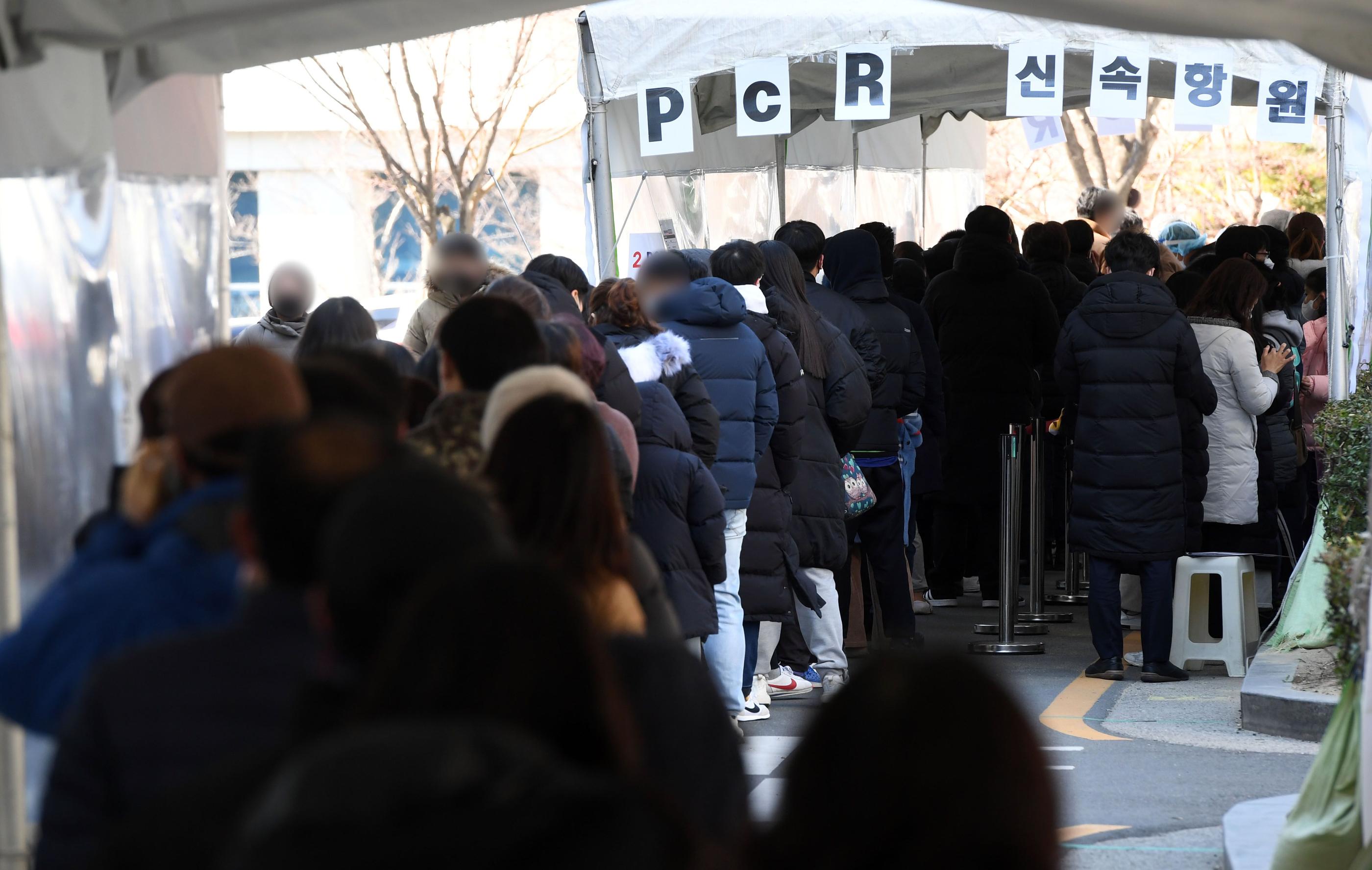 釜山の保健所でPCR検査を受けるために列を作る市民たち。