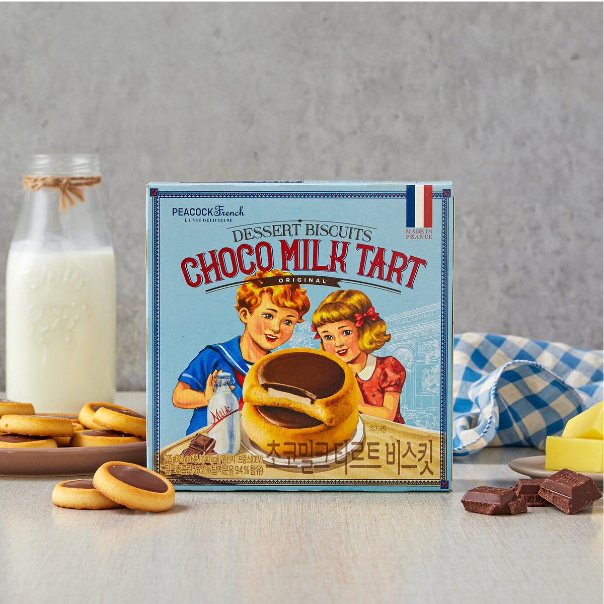 Коробка кексиков с молочным шоколадом на корейском рынке с молоком и печеньем.