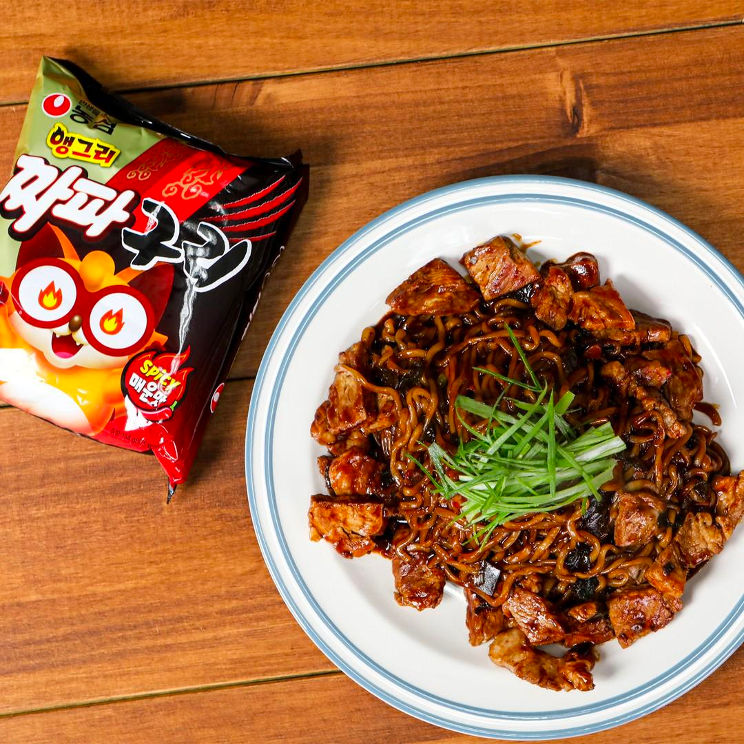 Блюдо с лапшой Jjapaguri, острая корейская лапша, популярная в магазине.