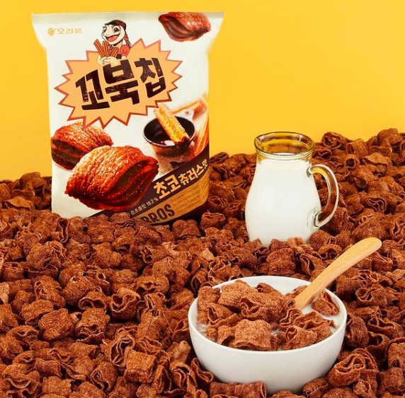 Чипсы туртилья Чоко Чуррос на рекламной фотографии с молоком.