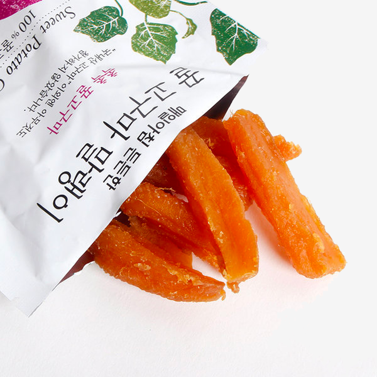 Упаковка сушеного сладкого картофеля от Hanwool, предлагающего полезную закуску из натуральных ингредиентов.