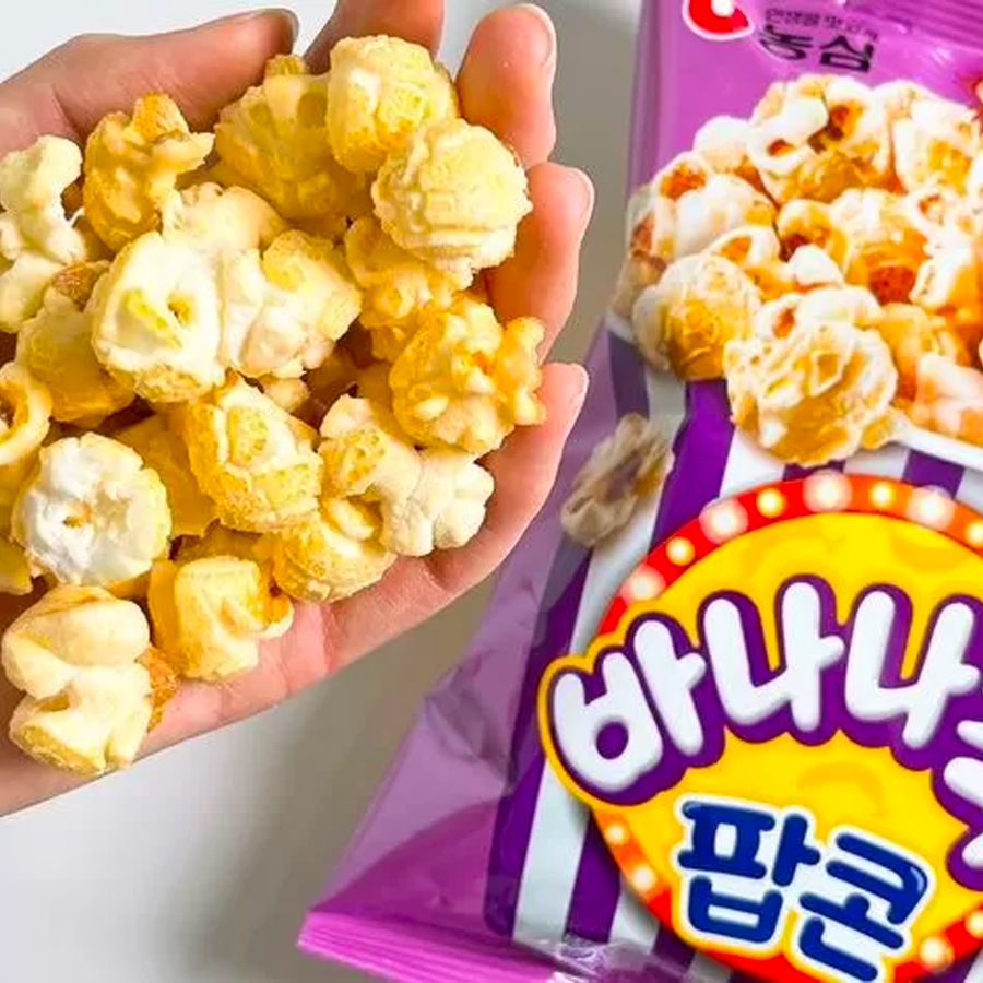 Банановый попкорн в руке покупателя с отчетливым банановым ароматом.