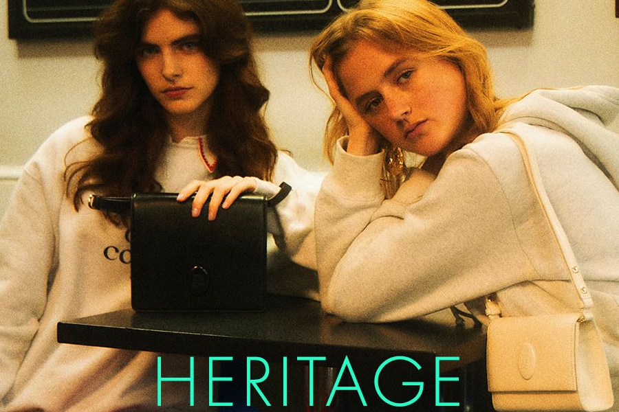 Louis Quatorzeのバッグを持って座るモデルたち。