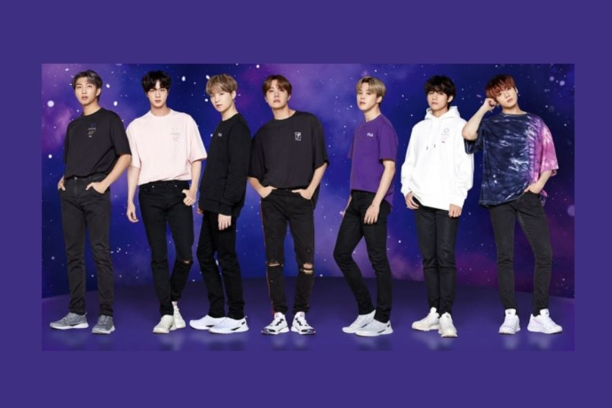 BTSがイメージモデルを務めるFILAのTシャツとジーンズを着たファッションショット。