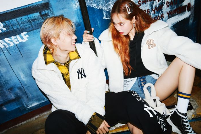 MLB韓国ブランドのスポーティなファッションを纏った二人の人物。