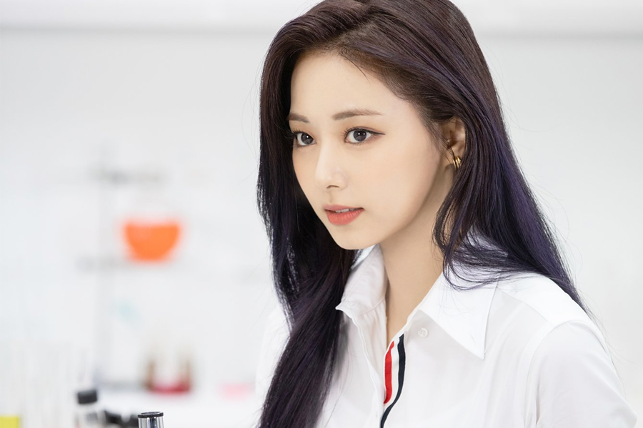 周子瑜身穿白色襯衫，為TWICE團體續約消息的臺灣媒體報導截圖