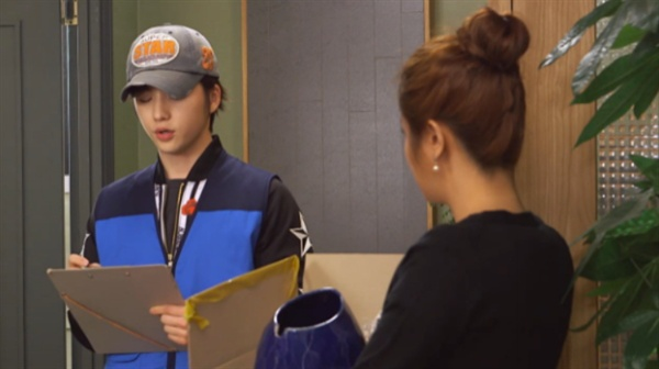 遞送員將包裹交給客戶的場景。