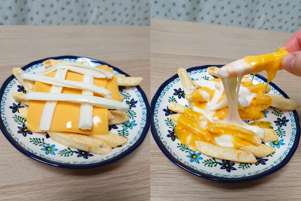 Bánh khoai tây với lớp phô mai tan chảy bên trên tạo thành một món ăn vặt hấp dẫn ở cửa hàng tiện lợi.