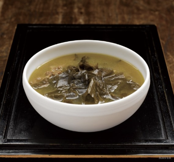 盛在白碗中的韓國海帶湯，傳統上被認為是恢復產後健康的營養濃湯。