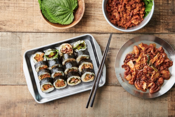 黑白照，描繪韓國海苔種植區，背景為山嶽和海岸，歷史悠久的海苔種植歷史圖像。