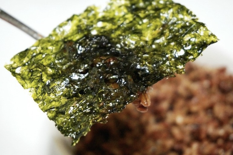 多種韓國紫菜包飯展示，豐富多彩和盤裝美觀，經典韓式食品的視覺呈現。