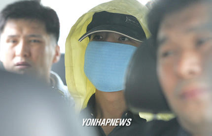 柳永哲事件是韓國著名的連環殺人案件之一，此新聞圖片呈現嫌犯的逮捕過程。事件啟發了電影《追擊者》的創作。