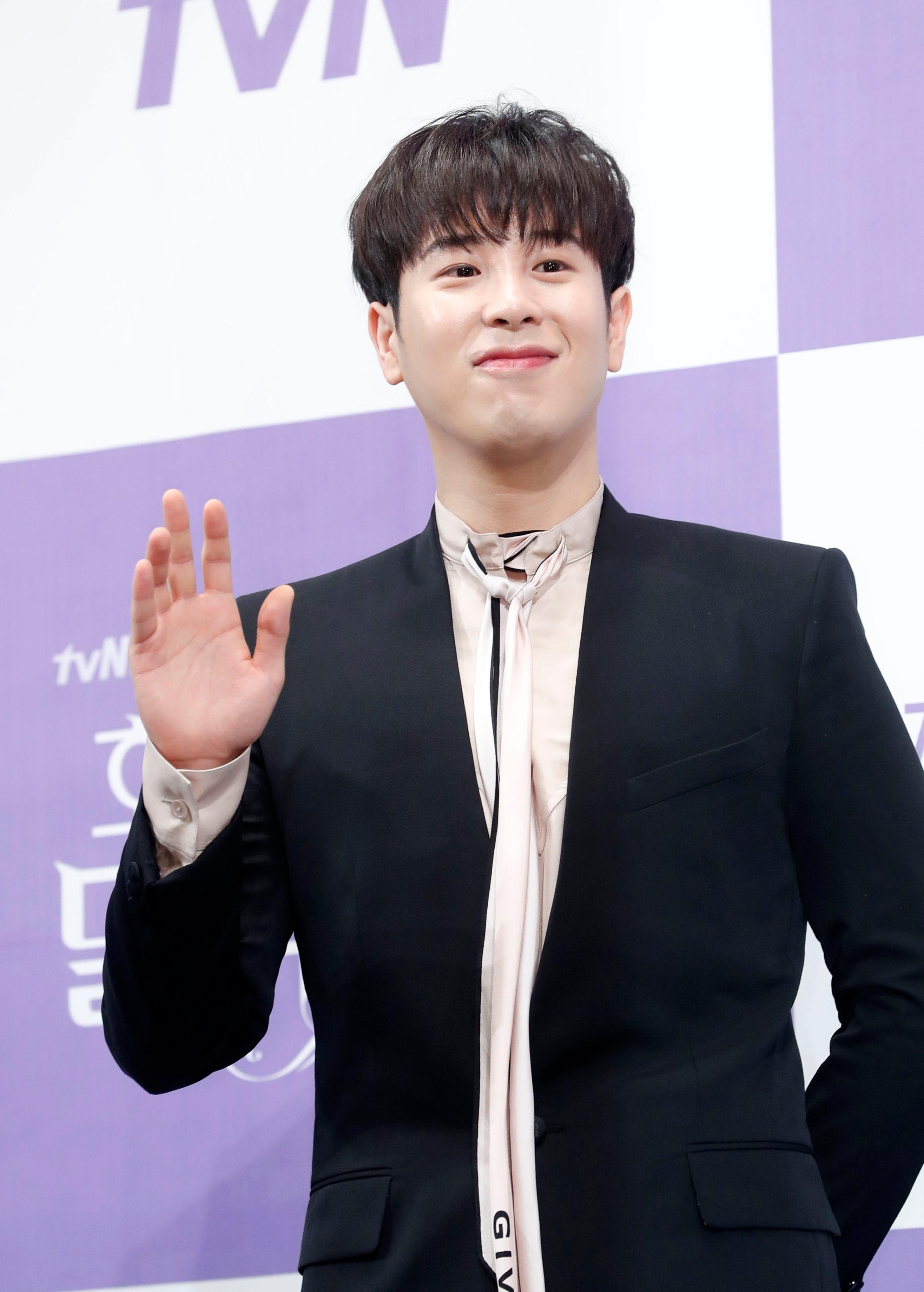 tvNの番組イベントで手を振るBlock Bのピオ、一部顔が見えない状態。