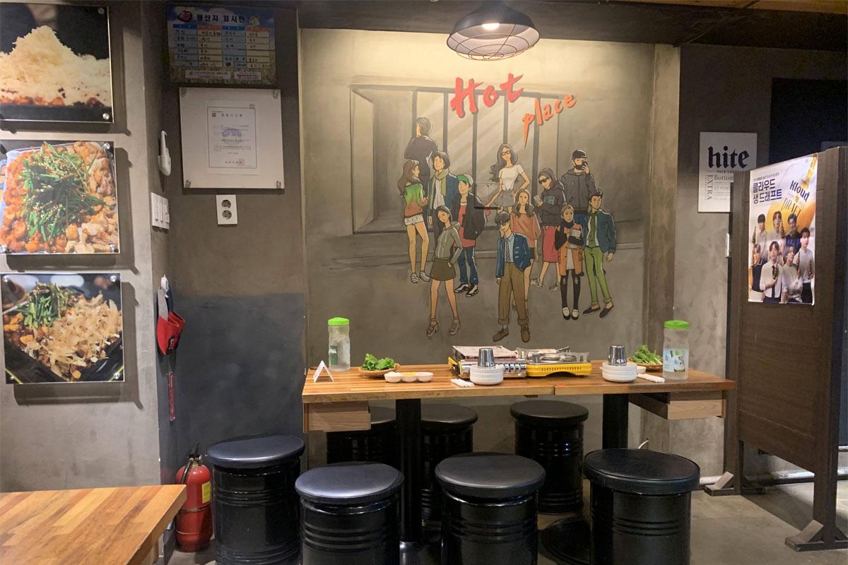 飽肚烤腸餐廳內的座位安排，適合小群體用餐的環境。