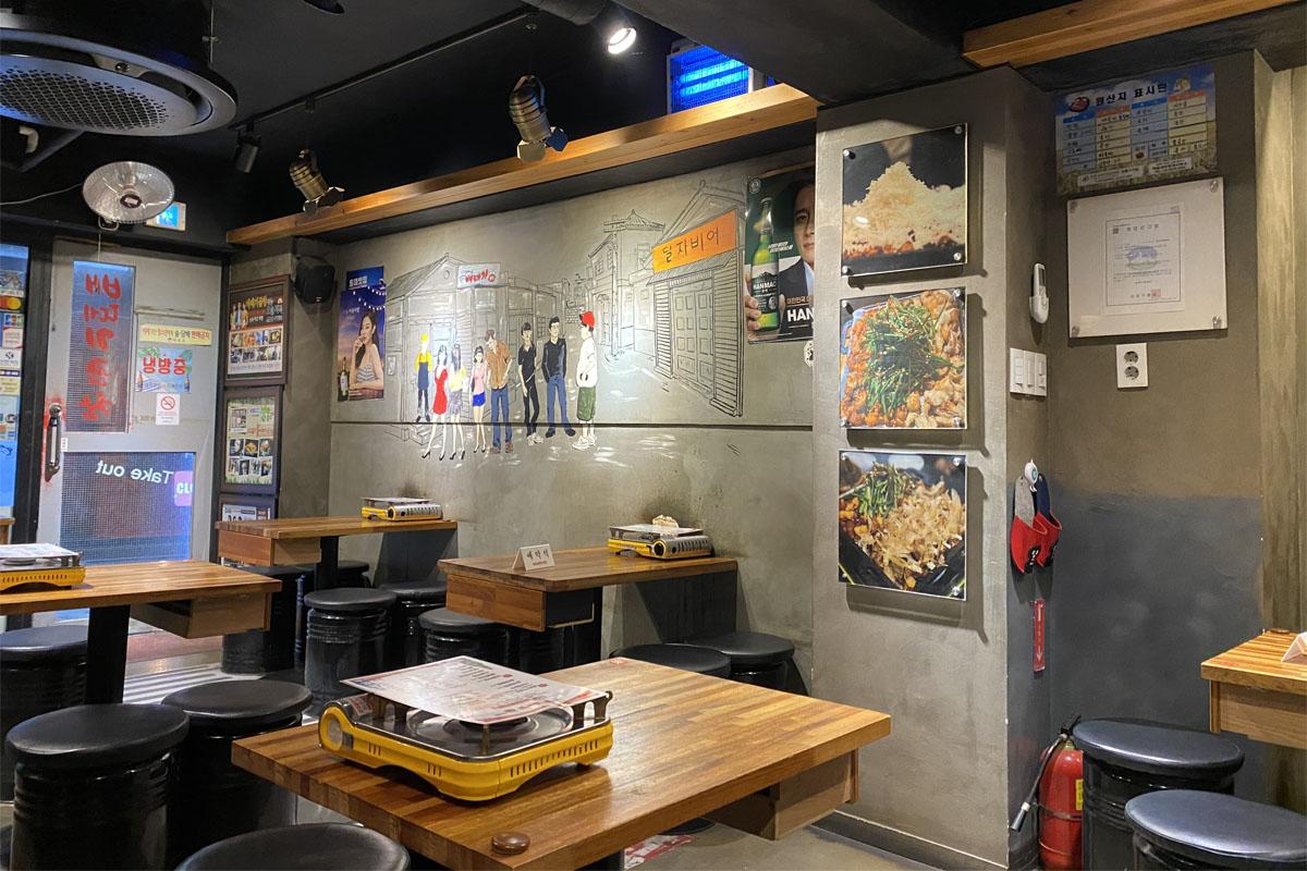 弘대飽肚烤腸餐廳的內部裝飾風格，乾淨且井然有序。