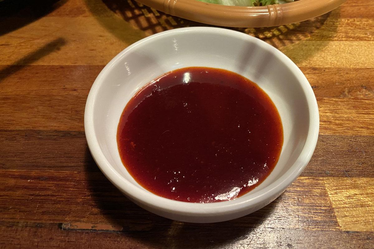 弘大飽肚烤腸餐的韓式辣醬，為這道菜提供濃厚的香辣風味。