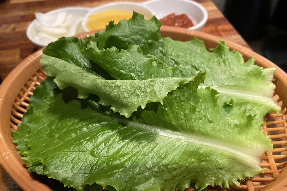 弘대飽肚烤腸的生菜，為包裹豬腸和配菜的韓式傳統方式。