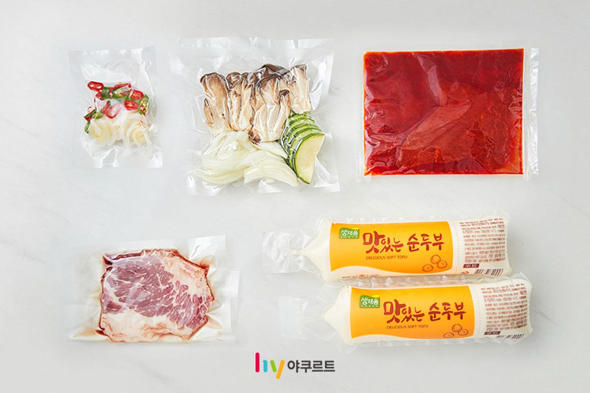 韓国ミールキットの材料セット、野菜、ソフト豆腐とソースのパッケージ。お手軽料理が可能な材料セット。