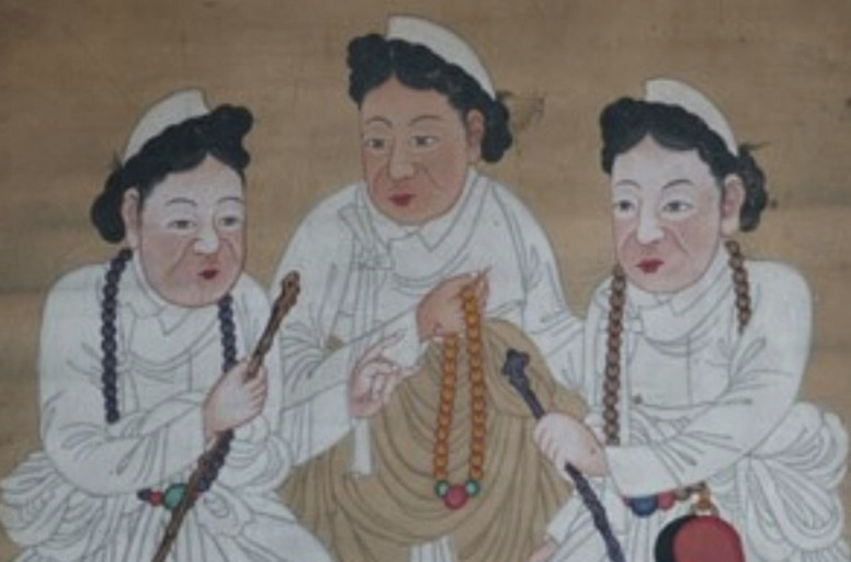 传统画卷上描绘的三位韩国神话中的神祇，展示了其独特的文化与宗教信仰。