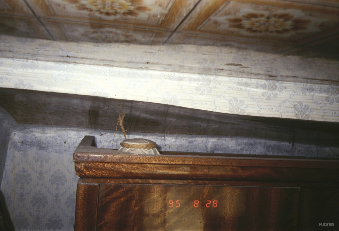 墙角上的三神坛位，体现了韩国部分地区家庭中对三神奶奶的祭拜习俗。