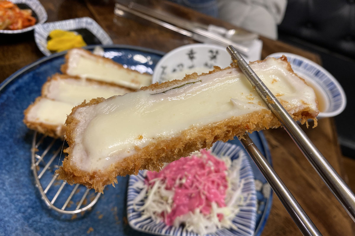 韓国、韓国旅行、韓国観光、ソウル、ソウル旅行、弘大、ホンデ、韓国グルメ、ソウルグルメ、韓国料理、とんかつ、チーズとんかつ、チーズかつ、韓国式とんかつ、HONKAZ、ペク・ジョンウォン