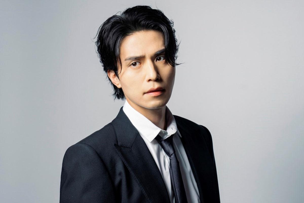 李棟旭展示現代Leaf Cut髮型，搭配正式西裝，呈現時尚感。