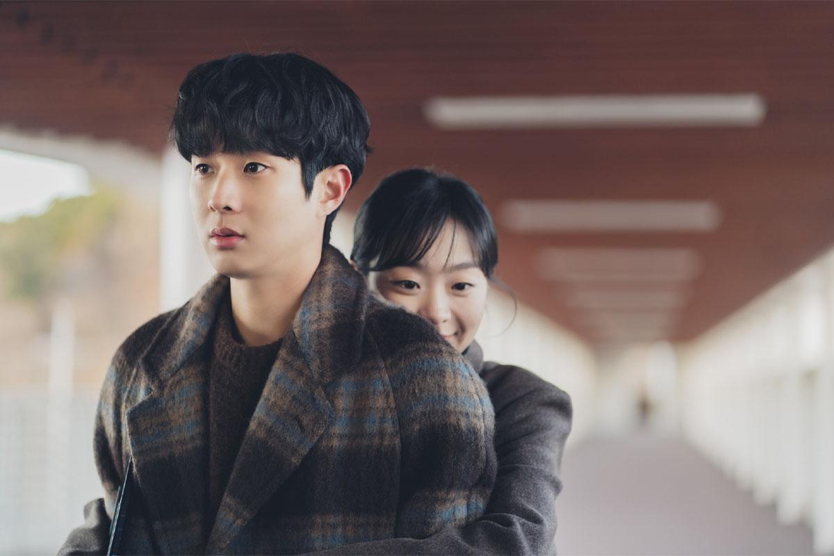 韓式小捲髮造型，增添自然感，背景為戶外走道。