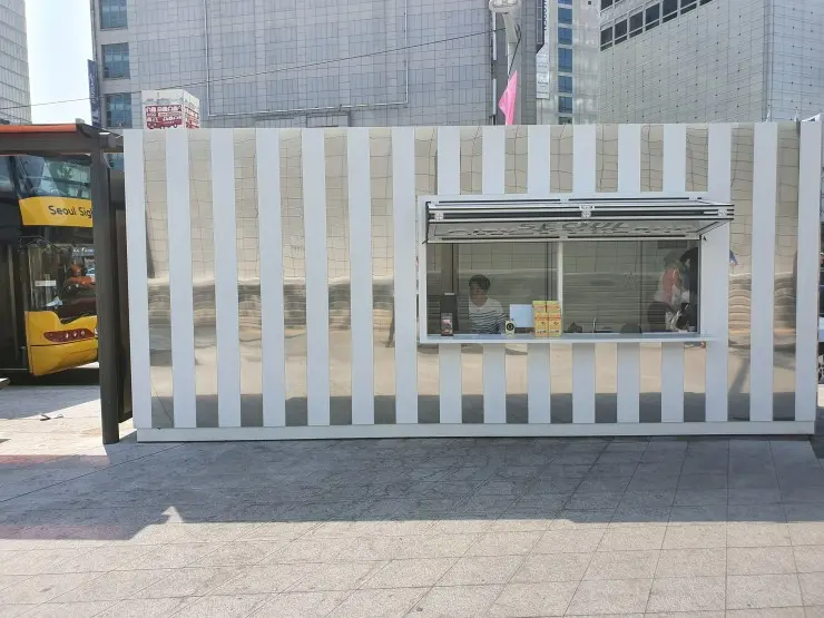 서울 시티 투어 버스 매표소 모습, 화려한 디자인의 매표소 건물.