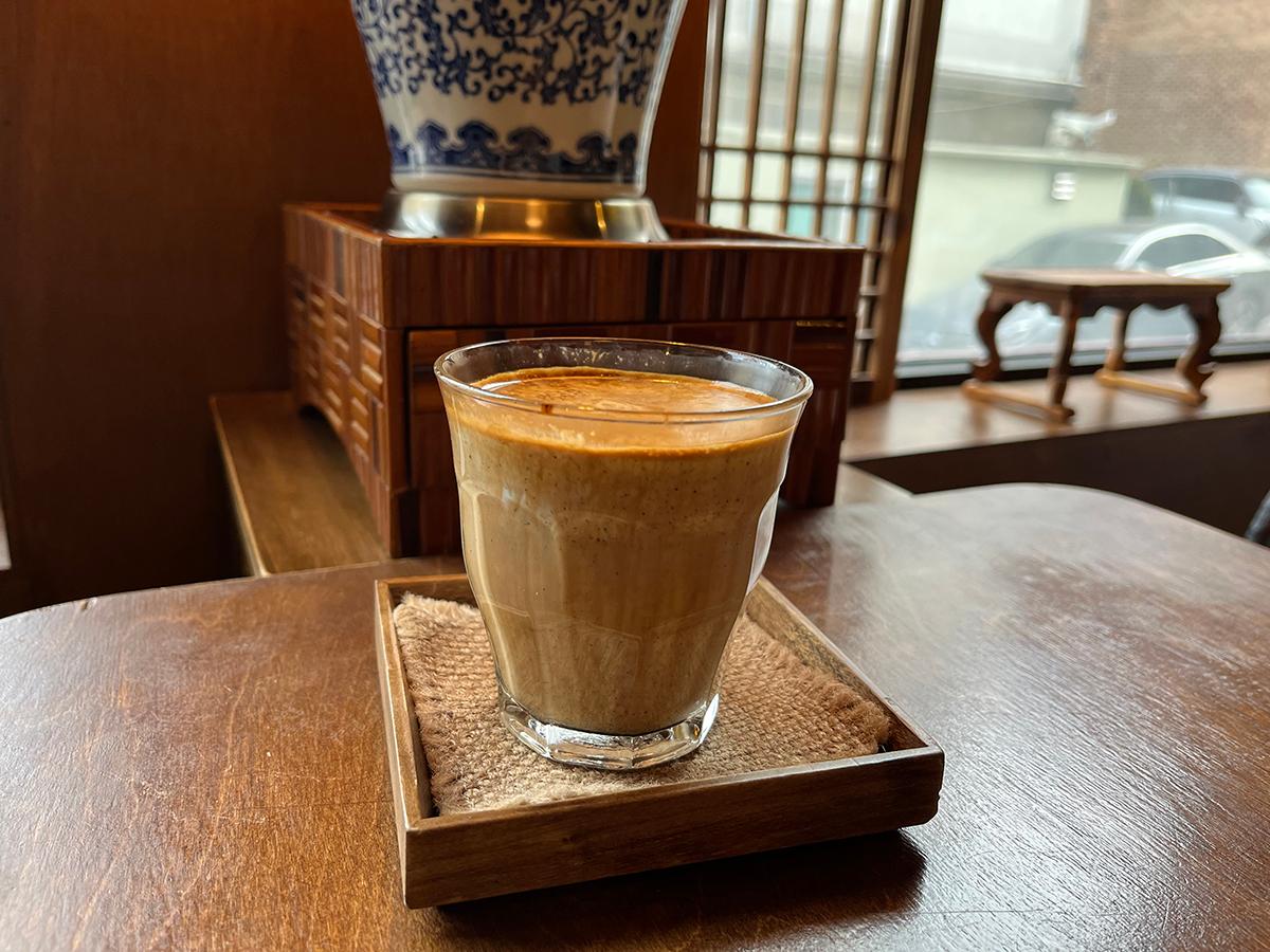 韓国、韓国旅行、韓国観光、ソウル、ソウル旅行、韓国カフェ、ソウルカフェ、ソウルカフェ巡り、コーヒーを焚く女、ティラミス、韓国デザート、デザートカフェ、韓国伝統、テラス、ソウル大、ソウル大入口駅、シャロスキル