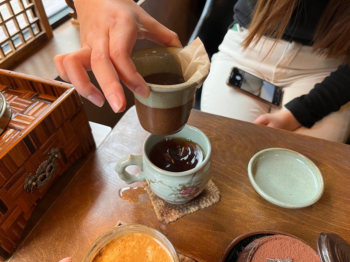 韓国、韓国旅行、韓国観光、ソウル、ソウル旅行、韓国カフェ、ソウルカフェ、ソウルカフェ巡り、コーヒーを焚く女、ティラミス、韓国デザート、デザートカフェ、韓国伝統、テラス、ソウル大、ソウル大入口駅、シャロスキル