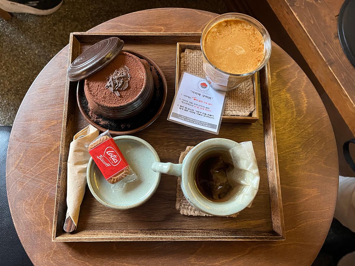 韓国、韓国旅行、韓国観光、ソウル、ソウル旅行、韓国カフェ、ソウルカフェ、ソウルカフェ巡り、コーヒーを焚く女、ティラミス、韓国デザート、デザートカフェ、韓国伝統、テラス、ソウル大、ソウル大入口駅、シャロスキル