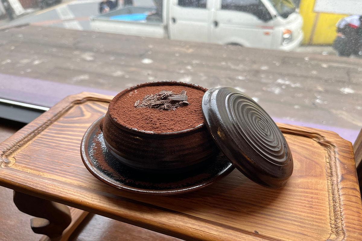 ROASTERY CAFE | วิวถนนชาโรซูกิลจากชั้น 2