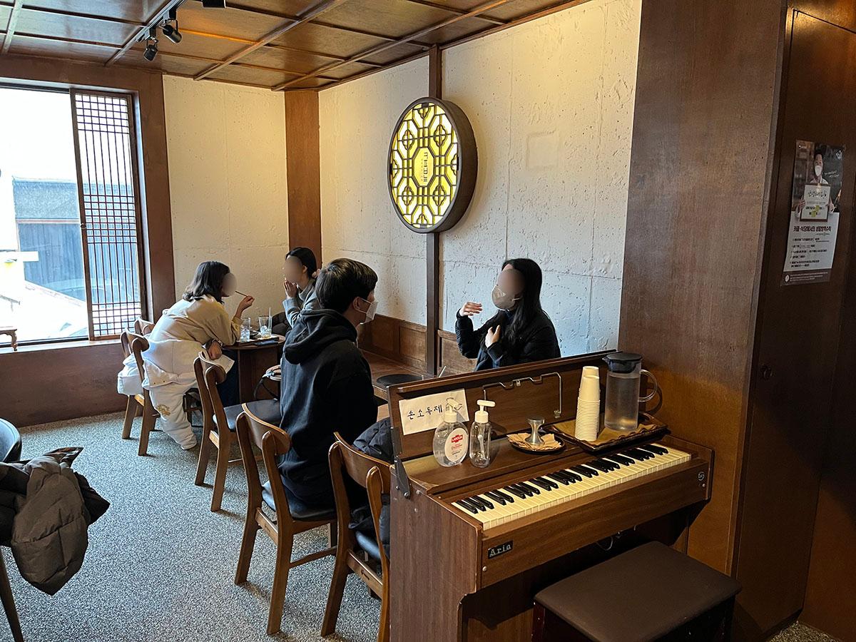 韓国、韓国旅行、韓国観光、ソウル、ソウル旅行、韓国カフェ、ソウルカフェ、ソウルカフェ巡り、コーヒーを焚く女、ティラミス、韓国デザート、デザートカフェ、韓国伝統、テラス、ソウル大、ソウル大入口駅、シャロスキル