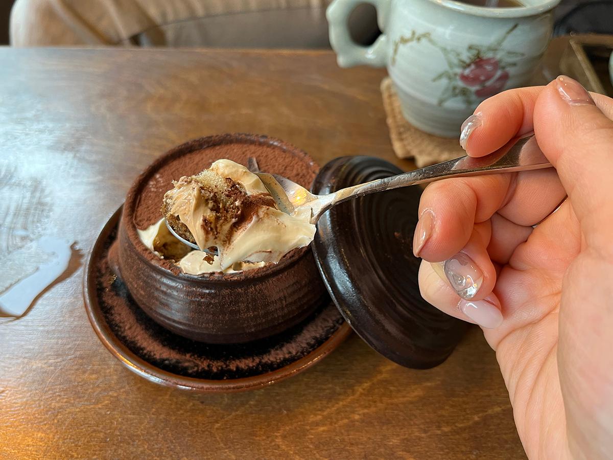 韓国、韓国旅行、韓国観光、ソウル、ソウル旅行、韓国カフェ、ソウルカフェ、ソウルカフェ巡り、コーヒーを焚く女、ティラミス、韓国デザート、デザートカフェ、韓国伝統、テラス、ソウル大、ソウル大入口駅、シャロスキル