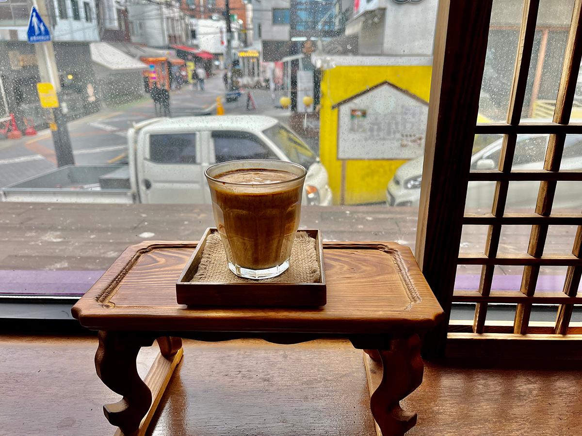 韓国、韓国旅行、韓国観光、ソウル、ソウル旅行、韓国カフェ、ソウルカフェ、ソウルカフェ巡り、コーヒーを焚く女、ティラミス、韓国デザート、デザートカフェ、韓国伝統、テラス、ソウル大、ソウル大入口駅、シャロスキル