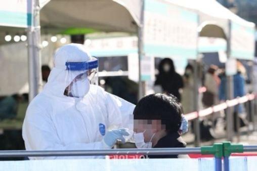 100万人当たりの確診者、世界1位…重症·死亡者も急増